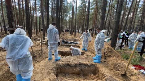 Ermittler-Von-Kriegsverbrechen-Exhumieren-Leichen-Aus-Massengräbern-In-Izium,-Ukraine,-Nach-Der-Befreiung-Der-Region-Von-Der-Russischen-Besatzung
