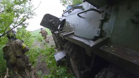 Handheld-POV-Aufnahmen-Von-Ukrainischen-Truppen-Und-Soldaten-Im-Frontkrieg-Während-Der-Russischen-Invasion-In-Der-Ukraine