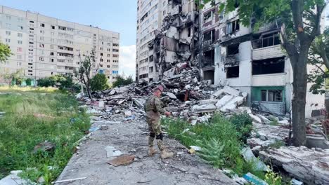 Ukrainische-Soldaten-Inspizieren-Während-Des-Krieges-Einen-Zerstörten-Wohnkomplex-An-Der-Front-In-Der-Ostukraine