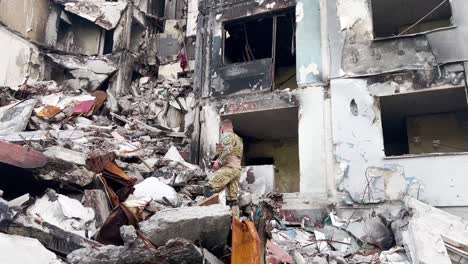 Soldados-Ucranianos-Inspeccionan-Un-Complejo-De-Apartamentos-Destruido-En-La-Línea-Del-Frente-En-El-Este-De-Ucrania-Durante-La-Guerra-Cuando-Comienza-Un-Ataque-Con-Cohetes
