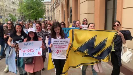 Ehefrauen-Und-Freundinnen-Von-Mariupol-Asow-Kriegern-Marschieren-In-Den-Straßen-Von-Kiew-Für-Ihre-Freiheit-Und-Freilassung