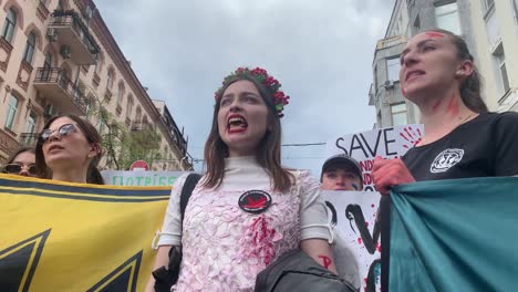 Ehefrauen-Und-Freundinnen-Von-Mariupol-Asow-Kriegern-Marschieren-In-Den-Straßen-Von-Kiew-Für-Ihre-Freiheit-Und-Freilassung