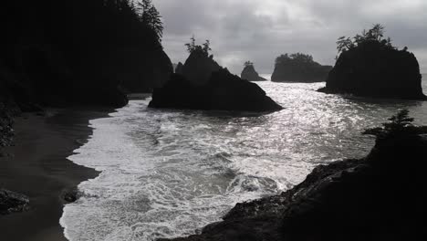 Wellen-An-Der-Küste-Von-Oregon-An-Einem-Bewölkten-Tag