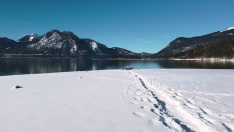 Una-Playa-Cubierta-De-Nieve-En-El-Lago-Walchensee-En-Baviera,-Al-Sur-De-Alemania-En-Las-Montañas-De-Los-Alpes-Cerca-De-Austria