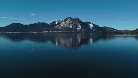 Lago-Walchensee-En-Baviera,-Alemania-Del-Sur-En-Las-Pintorescas-Montañas-De-Los-Alpes-Cerca-De-Austria