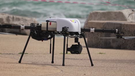 Drone-UAS-De-Rotor-Múltiple-En-La-Playa-De-Mae-Ram-Pheng-En-Rayong,-Tailandia
