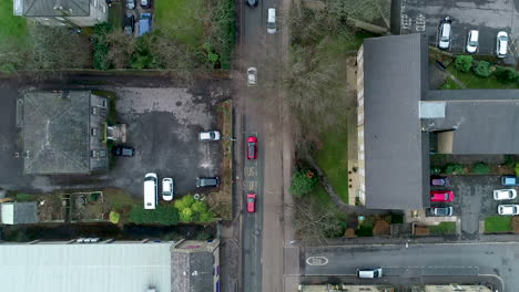 Luftaufnahme-Mit-Blick-Auf-Autos,-Die-Durch-Eine-Kleine-Stadt-In-Yorkshire,-Großbritannien,-Fahren