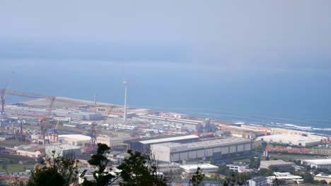 Industriehafen-Auf-Der-Strecke-Mit-Energieerzeugenden-Windkraftanlagen