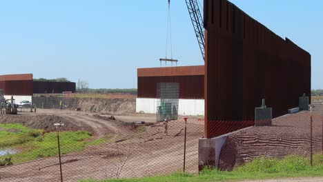 Trabajadores-De-La-Construcción-Moviendo-Varillas-De-Refuerzo-Para-Hormigón-En-El-Muro-Fronterizo-Entre-Estados-Unidos-Y-México