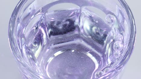 Burbujas-Explotando-En-La-Superficie-De-Un-Vaso-De-Agua
