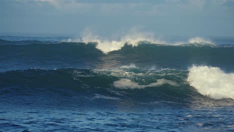 Schöne-Zeitlupen-slo-mo-ozeanwellen,-Die-In-Hawaii-An-Der-Meeresküste-Zusammenbrechen-Und-Abbrechen