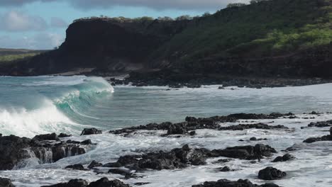 Schöne-Zeitlupen-slo-mo-ozeanwellen,-Die-In-Hawaii-An-Der-Meeresküste-Zusammenbrechen-Und-Abbrechen