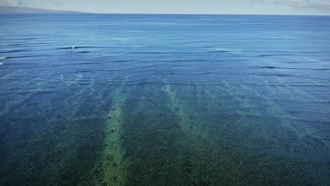 Ausgezeichnete-Luftaufnahme-Des-Klaren-Blauen-Wassers-Des-Riffs-In-Molokai,-Hawaii
