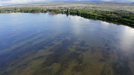 Ausgezeichnete-Luftaufnahme-Einer-Lagune-Von-Wohnhäusern-An-Der-Küste-Von-Papohaku,-Hawaii