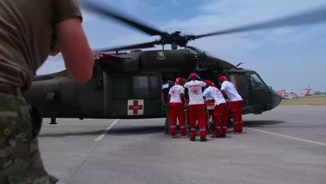 Puerto-Príncipe,-Haití-Personal-Militar-Estadounidense-Evacuación-Médica-Víctimas-Del-Terremoto-De-Haití