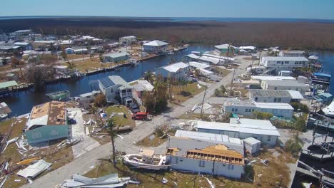 Schockierende-Luftaufnahme-Der-Zerstörung-In-Einem-Wohnwagenpark-Durch-Den-Hurrikan-Ian-In-Der-Nähe-Von-Fort-Myers,-Florida