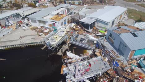 Schockierende-Luftaufnahme-Der-Zerstörung-In-Einem-Wohnwagenpark-Durch-Den-Hurrikan-Ian-In-Der-Nähe-Von-Fort-Myers,-Florida