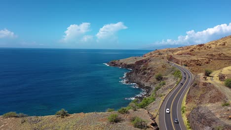 Excellent-Aerial-Shot-Of-Cars-Driving-Along-The-Coastal-Honoapi'Ilani-Highway-In-Maui,-Hawaii