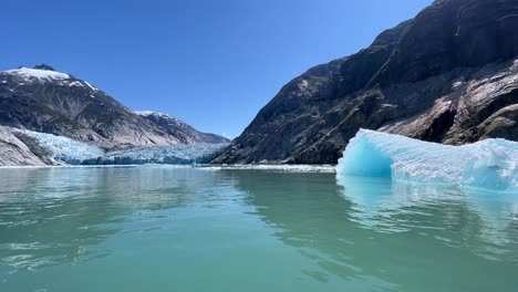 Hervorragende-Aufnahme,-Vorbei-An-Einem-Eisberg-Am-Dawes-Gletscher-In-Alaska