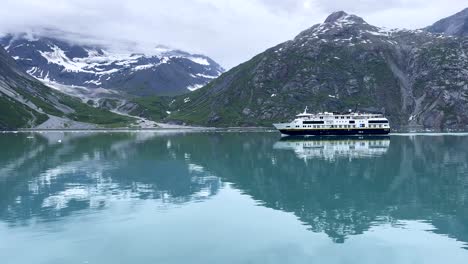 Ein-Kreuzfahrtschiff-Fährt-Durch-Alaskas-Gletscherbucht