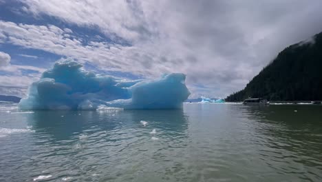 Hervorragende-Aufnahmen-Von-Eis,-Das-Von-Einem-Eisberg-In-Alaskas-Laconte-Bay-Schwimmt
