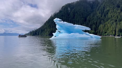 Hervorragende-Aufnahmen-Eines-Bootes,-Das-An-Einem-Eisberg-In-Alaskas-Laconte-Bay-Vorbeisegelt