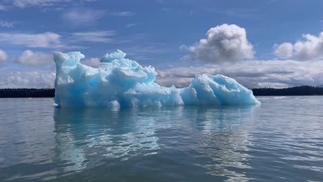 Excelente-Filmación-De-Un-Iceberg-En-La-Bahía-De-Laconte-Con-Un-Cielo-Nublado