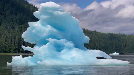 Una-Foca-Se-Relaja-En-Un-Iceberg-En-La-Bahía-Laconte-De-Alaska