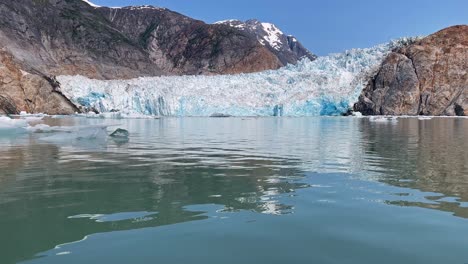 Excelente-Filmación-Pov-De-Un-Bote-Que-Se-Acerca-Al-Glaciar-Aserrador-De-Alaska