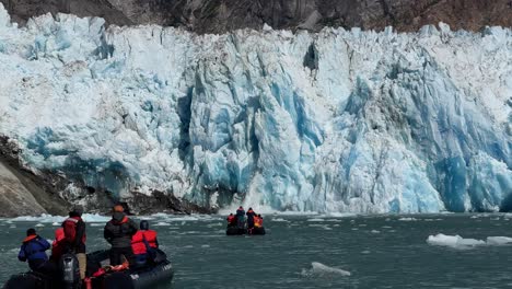 Turistas-En-Botes-Zodiac-Son-Testigos-Del-Desprendimiento-Del-Glaciar-Sawyer-En-Alaska