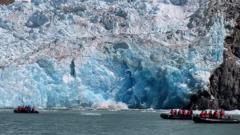 Touristen-In-Schlauchbooten-Sehen-Den-Kalbenden-Sawyer-gletscher-In-Alaska