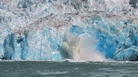 Hervorragende-Nahaufnahme-Von-Alaskas-Sawyer-Gletscher,-Der-Kalbt