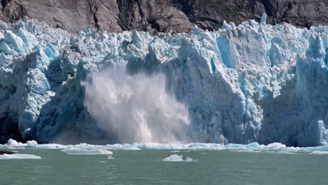 Hervorragende-Nahaufnahme-Von-Alaskas-Sawyer-Gletscher,-Der-Kalbt-Und-Ins-Wasser-Spritzt