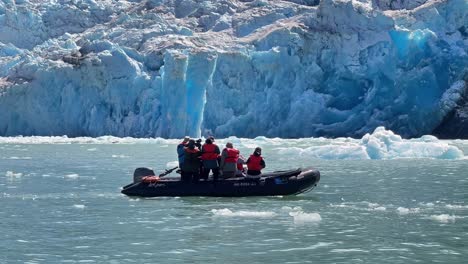 Touristen-In-Schlauchbooten-Fotografieren-Einen-Seehund-Vor-Alaskas-Kalbendem-Sawyer-Gletscher