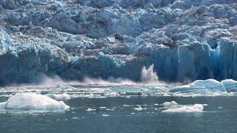 Touristen-In-Schlauchbooten-Fotografieren-Das-Kalben-Des-Sawyer-Gletschers-In-Alaska