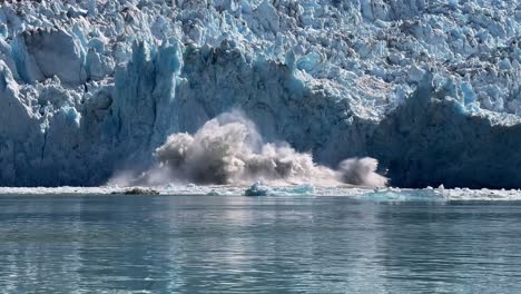 Hervorragende-Nahaufnahme-Von-Alaskas-Sawyer-Gletscher,-Der-Kalbt-Und-Ins-Wasser-Spritzt