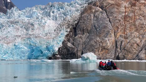 Touristen-In-Schlauchbooten-Nähern-Sich-Alaskas-Sawyer-gletscher