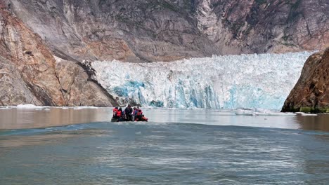 Touristen-In-Schlauchbooten-Nähern-Sich-Alaskas-Sawyer-gletscher
