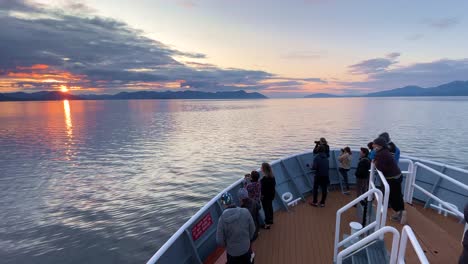 Touristen-Auf-Einem-Kreuzfahrtschiff-In-Stephens-Passage,-Alaska,-Fotografieren-Den-Sonnenuntergang