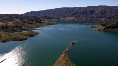 Ausgezeichnete-Luftaufnahme-Des-Casitas-Staudamms-In-Kalifornien