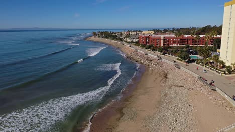 Excellent-Aerial-Shot-Of-The-Beachside-Promenade-In-Ventura,-California