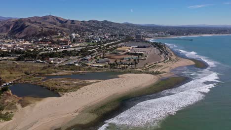 Ausgezeichnete-Luftaufnahme-Des-Ventura-Fairgrounds-Am-Strand-In-Kalifornien