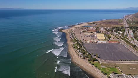 Ausgezeichnete-Luftaufnahme-Von-Wellen,-Die-Die-Küstenlinie-Des-Ventura-Fairgrounds-In-Kalifornien-Umspülen