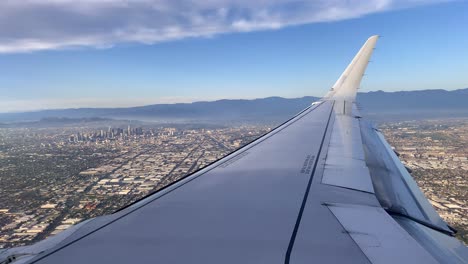 Ausgezeichnete-Luftaufnahme-Der-Innenstadt-Von-Los-Angeles-Von-Einem-Flugzeugflügel-Aus