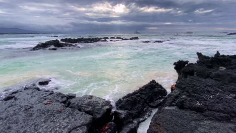 Auf-Der-Insel-San-Cristabol-Auf-Galapagos-Brechen-Wellen-Gegen-Die-Felsige-Küste-Der-Bergkette-Cerro-Brujo