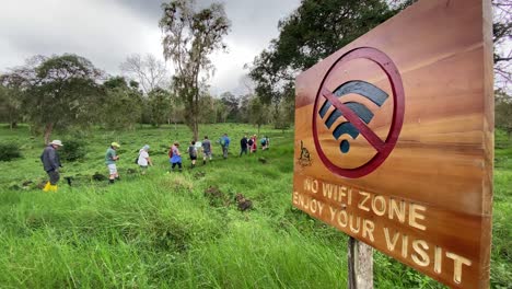 Touristen-Brechen-Zu-Einer-Wanderung-In-Einer-Zone-Ohne-Wi-Fi-Auf-Den-Galapagos-Auf