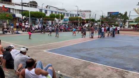 Los-Lugareños-Juegan-Voleibol-En-La-Isla-De-Santa-Cruz-De-Galápagos