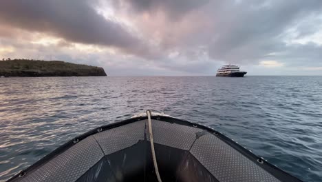 Hervorragende-POV-Aufnahmen-Von-Einem-Zodiac-Schiff,-Das-An-Der-Insel-Santa-Fe-Auf-Den-Galapagos-Inseln-Vorbeisegelt