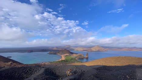 Hervorragende-Zeitrafferfotografie-Von-Wolken,-Die-Sich-über-Die-Insel-Bartolome-Auf-Den-Galapagosinseln-Bewegen