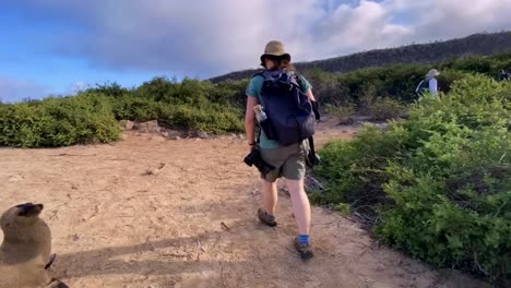 Fotógrafo-De-Lapso-De-Tiempo-De-Excursionistas-Navegando-Por-Un-Camino-En-La-Isla-Santa-Fe-De-Las-Galápagos